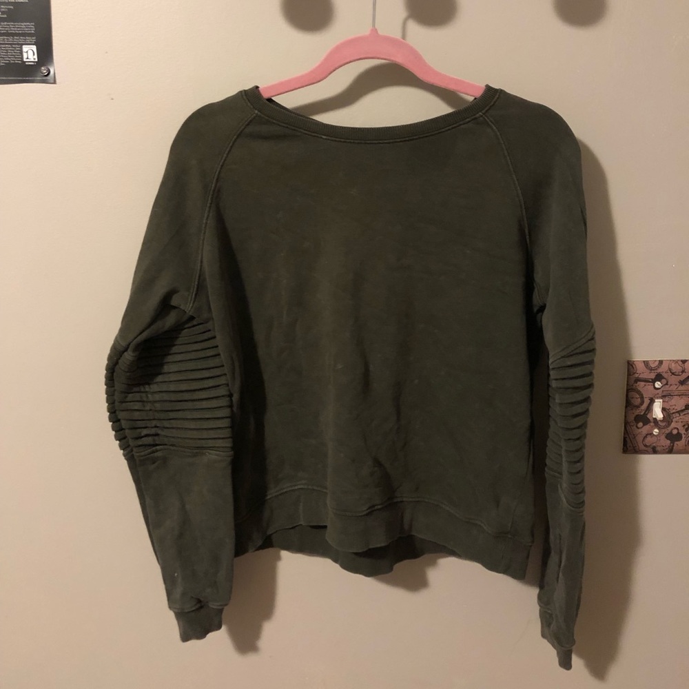 Dark grey crew neck sweatshirt w/ ribbed sleeves